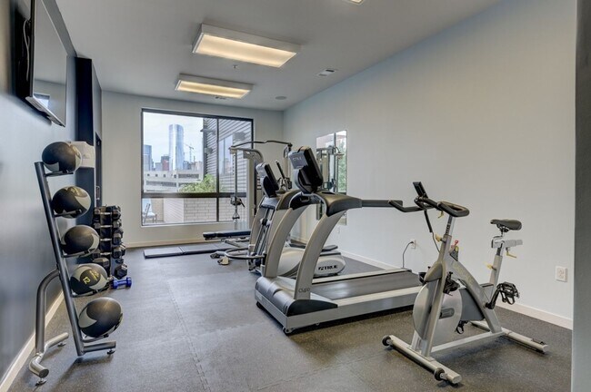 Foto del edificio - Sleek 1 Bedroom Condo walkable to all thin...