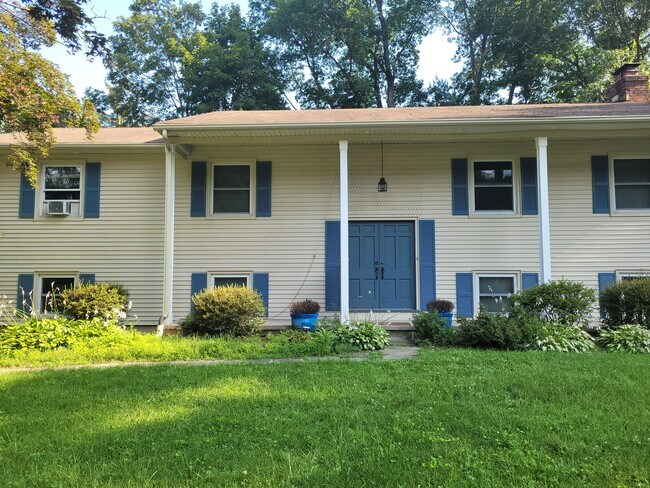 Building Photo - 7 E Meadow Ln