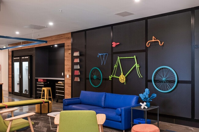 Building Photo - Hilite