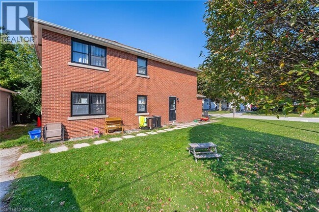 Building Photo - 21 Beverley St.