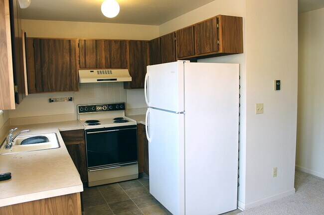 Building Photo - 3200 Azalea Dr