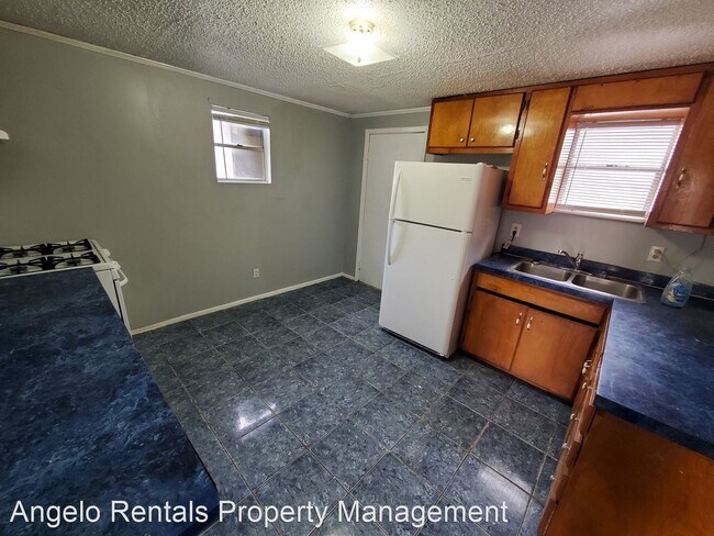 Building Photo - 3 br, 1 bath House - 220 E 9th St