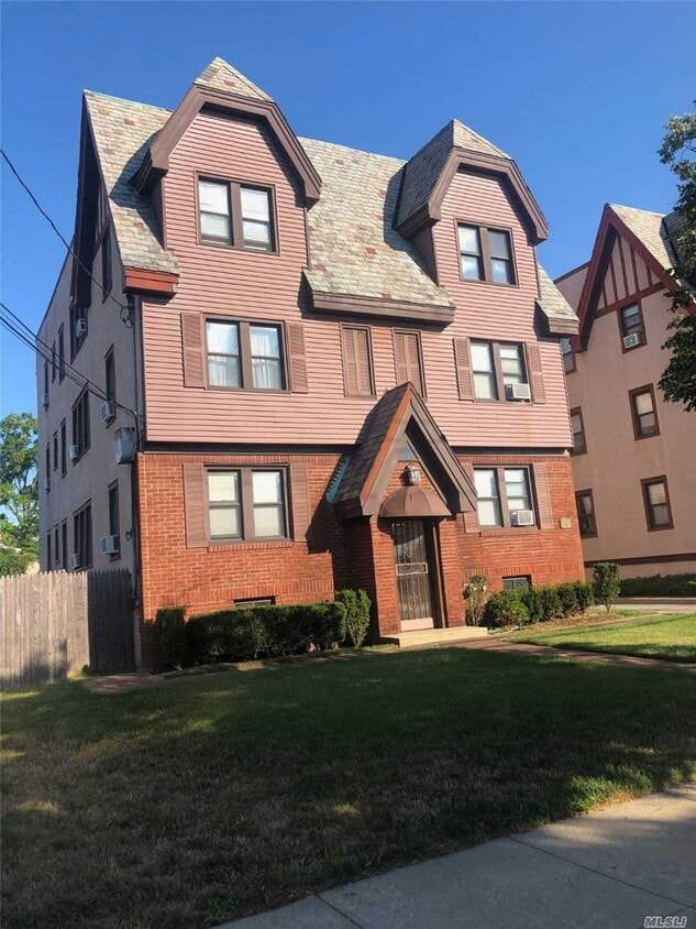 90 Ongley St, Rockville Centre, NY 11570 Room for Rent in Rockville