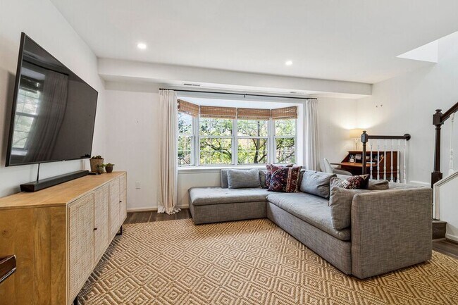Foto del edificio - 3804 Rodman St NW