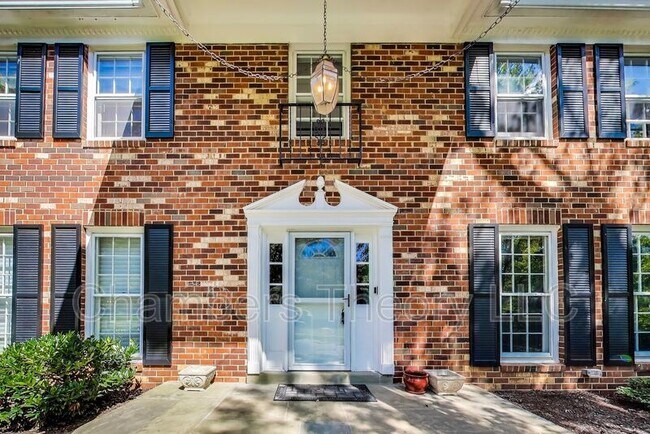 Building Photo - 1718 Crestview Dr