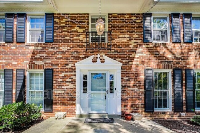 Foto del edificio - 1718 Crestview Dr