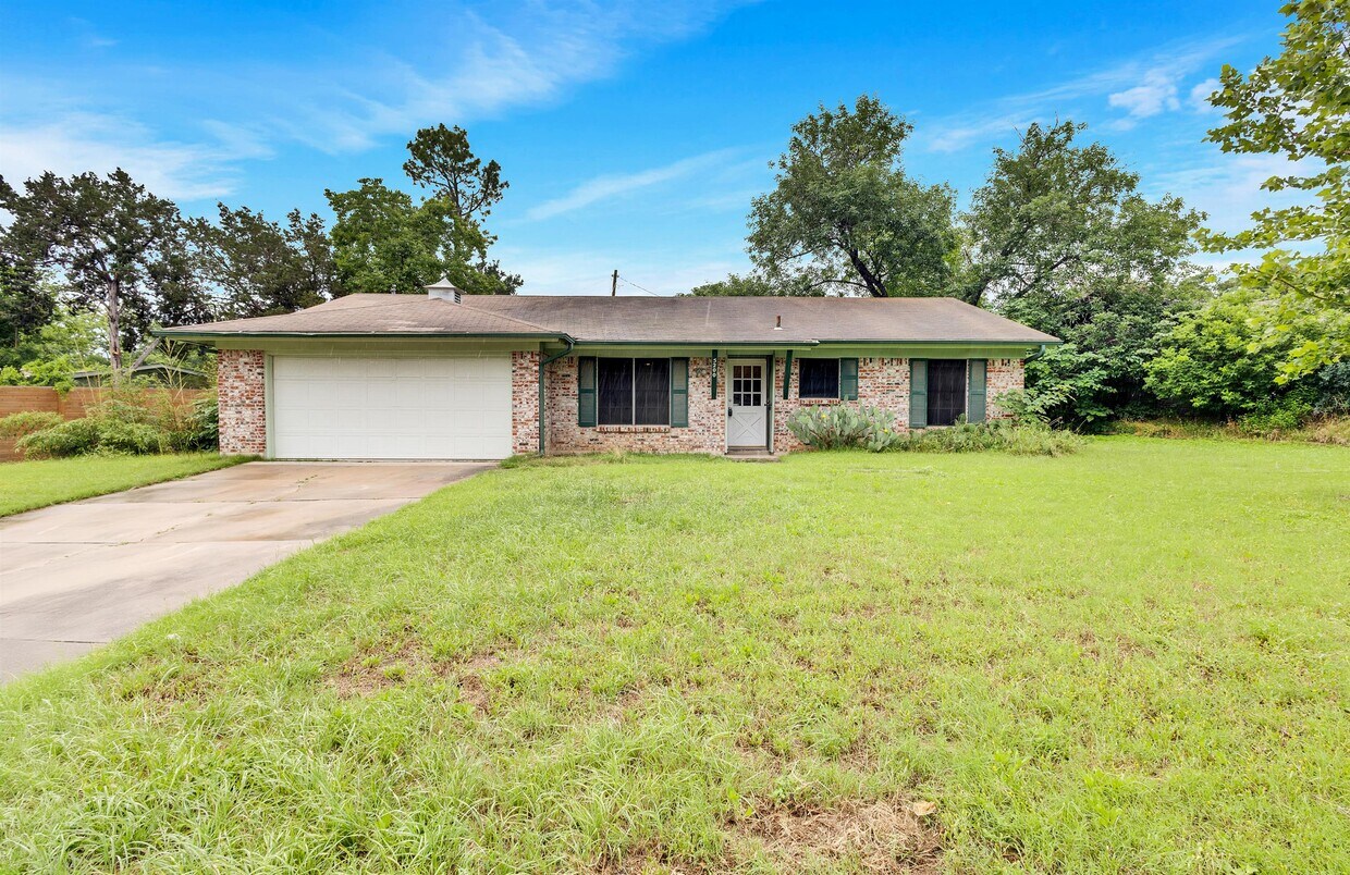 Primary Photo - 5200 Basswood Ln