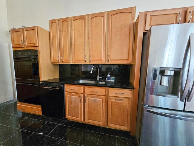 Foto del edificio - SPACIOUS LUXURY HOME WITH IN-LAW SUITE! [F...