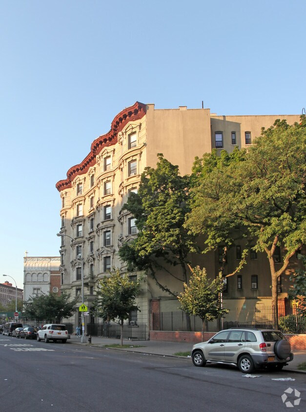 Foto del edificio - 121 Saint Nicholas Ave