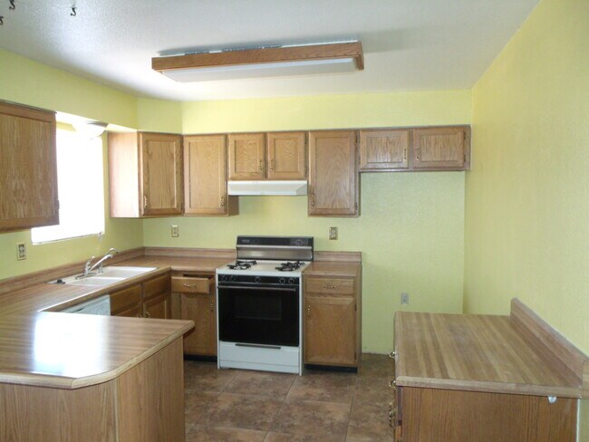 Building Photo - Single Story three Bedroom Home ---W RV si...
