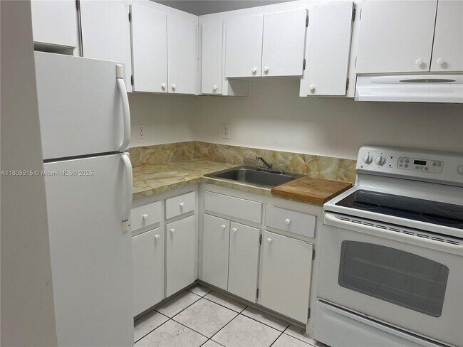Foto del edificio - 3881 W Flagler St