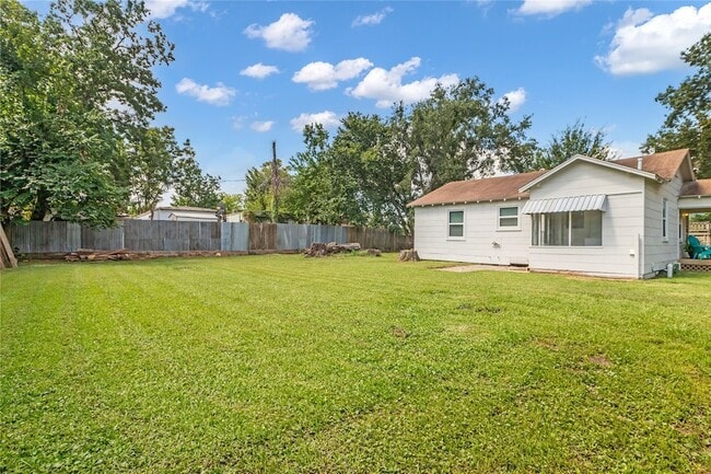 Building Photo - 807 1/2 Fisher Street Unit