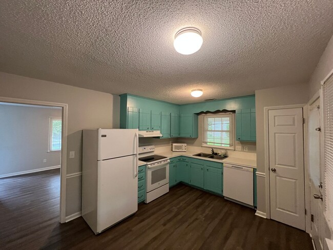 Building Photo - 1325 Pebblebrook Rd