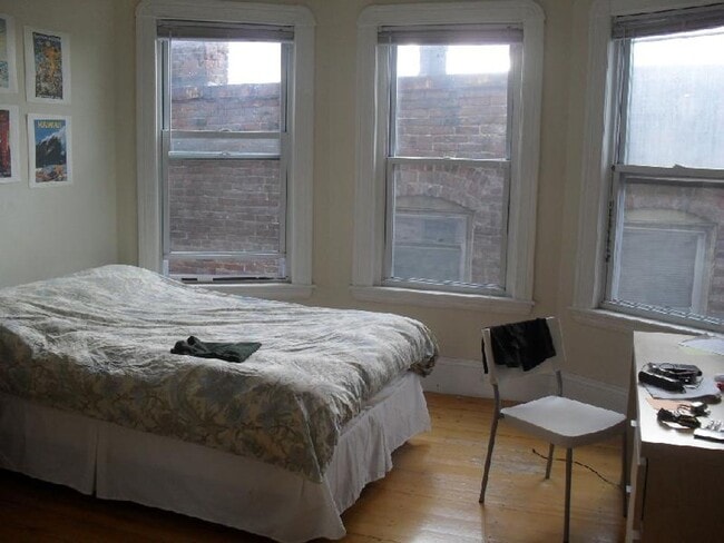Photo - Spacious 4 Bedroom Available 9/1 - On the Green Line 7 mins to BU/ Northeastern House