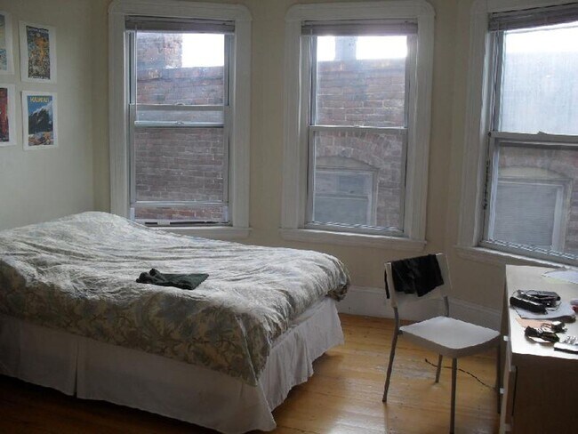 Building Photo - Spacious 4 Bedroom Available 9/1 - On the Green Line 7 mins to BU/ Northeastern