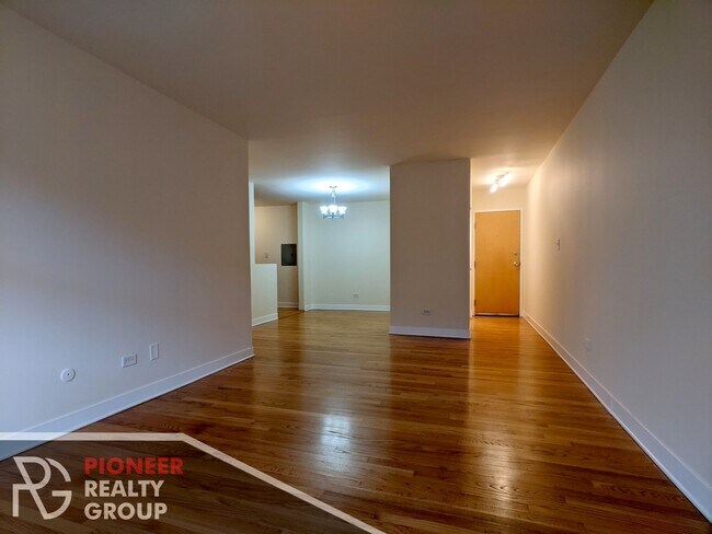 Building Photo - 628 W Wrightwood