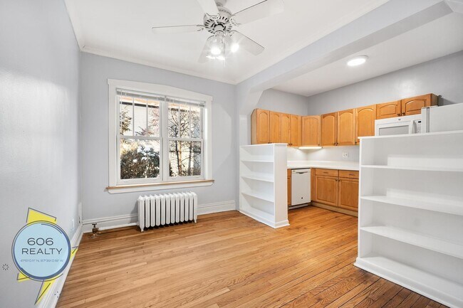 Building Photo - 827 W Wrightwood Ave