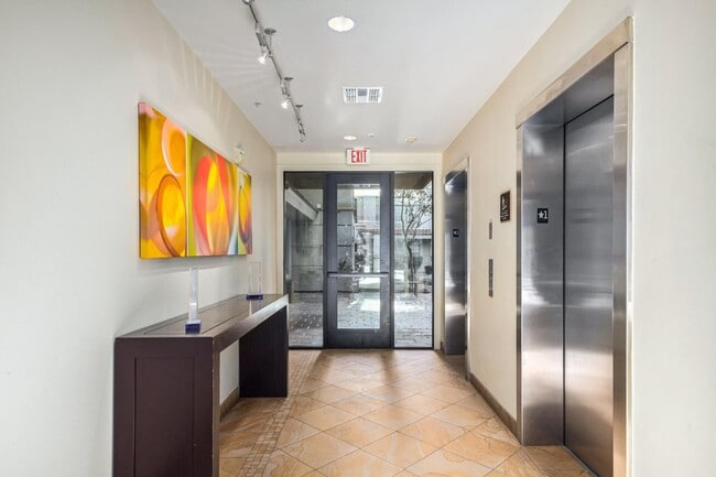 Building Photo - 7291 N Scottsdale Rd