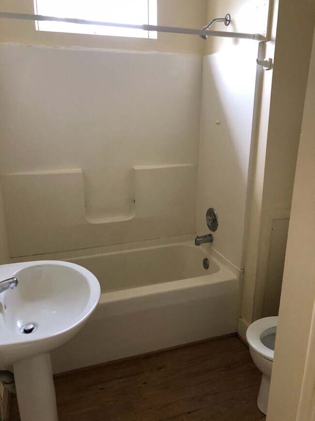 Baño - 209 E Potomac St