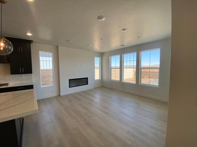 Building Photo - 5 Bedroom Townhome in the Desirable Desert...