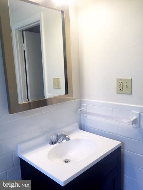 Building Photo - 909 Cooks Ln