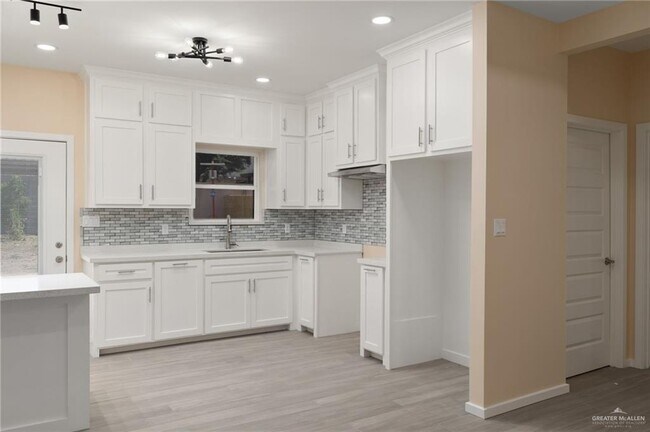 Building Photo - 16 Kika de la Garza Blvd