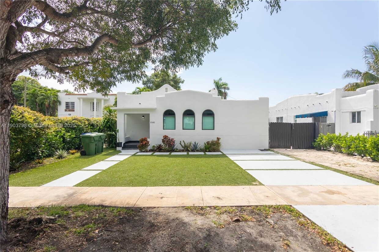 Foto principal - 2360 SW 12th St