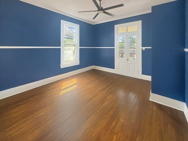 Building Photo - Charming 3br/1bath triplex -close to downt...
