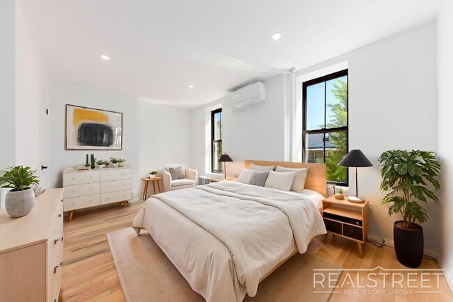 Foto del edificio - Brand New Upper Duplex in Bed Stuy Townhouse!