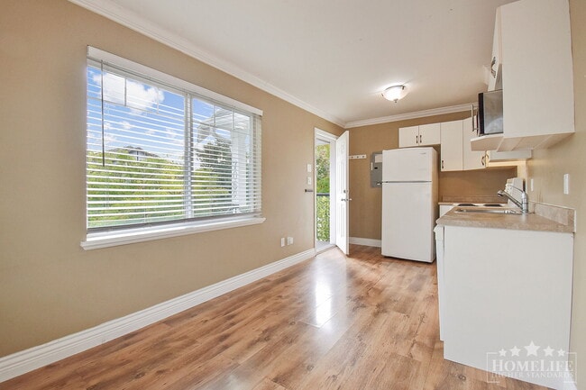 Building Photo - Cozy Clayton Coach Home for Rent - 1 Bed, 1 Bath with private parking!