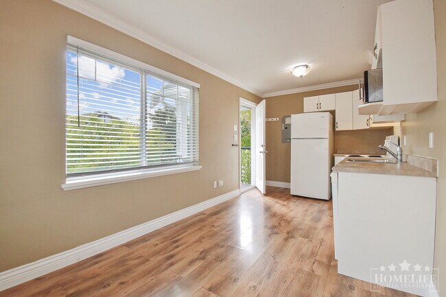 Photo du bâtiment - Cozy Clayton Coach Home for Rent - 1 Bed, 1 Bath with private parking!