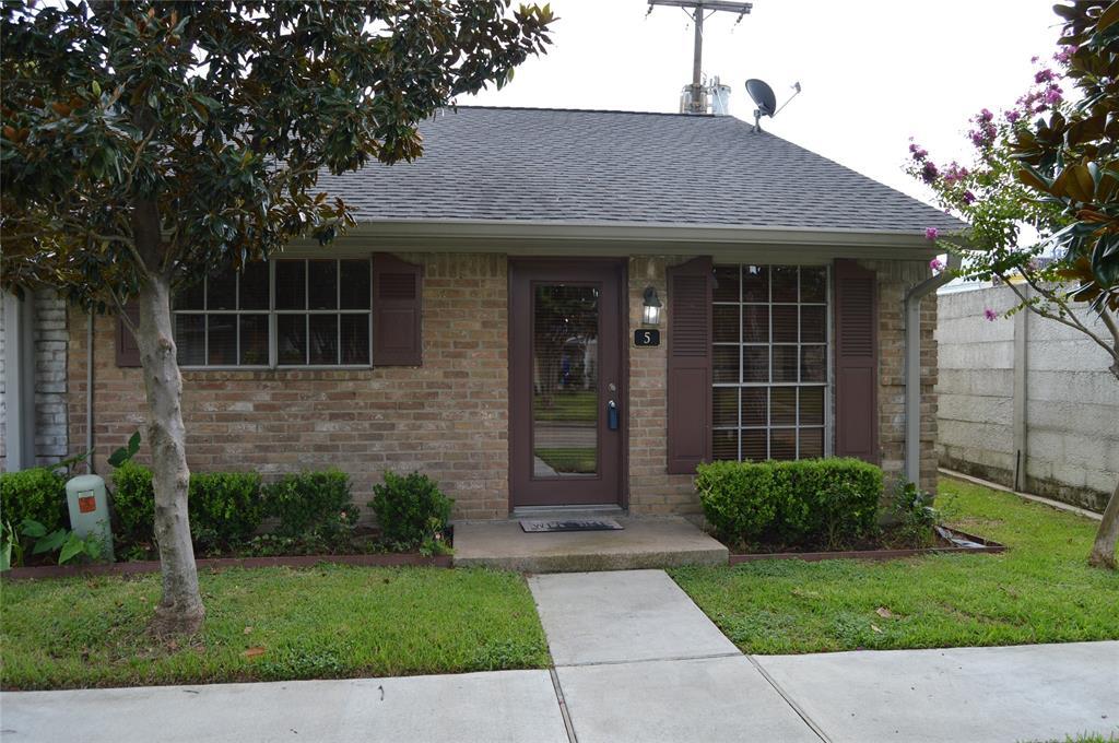 Primary Photo - 5 E Tri Oaks Ln