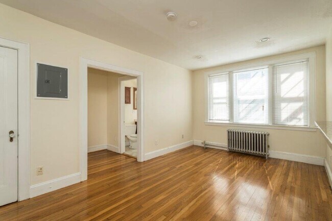 Building Photo - Nicely renovated studio with 2 months free rent for a January 1 move in!
