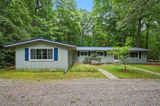 Building Photo - 826 E Oakridge Ct