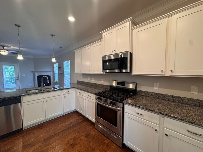 Foto del edificio - Modern 3B home with screened porch & private fence backyard.