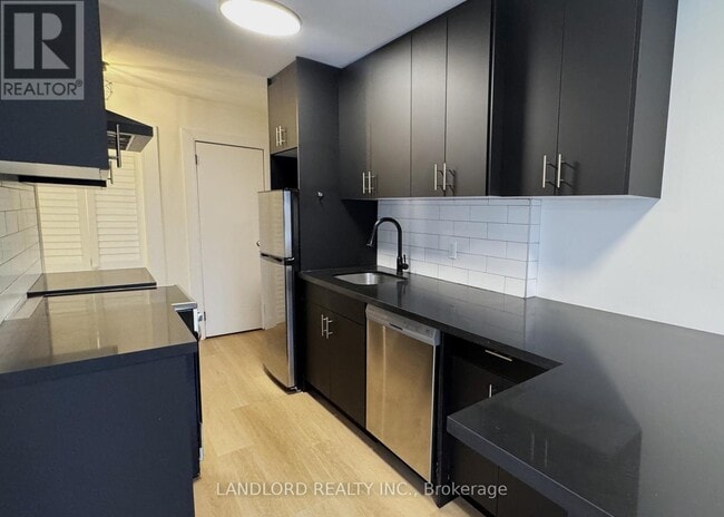 Photo du bâtiment - 420 Eglinton Ave E