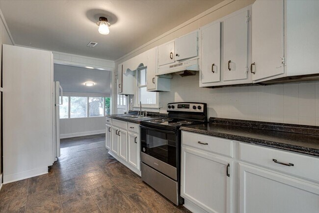 Building Photo - 3 bedroom 1 bathroom for rent!