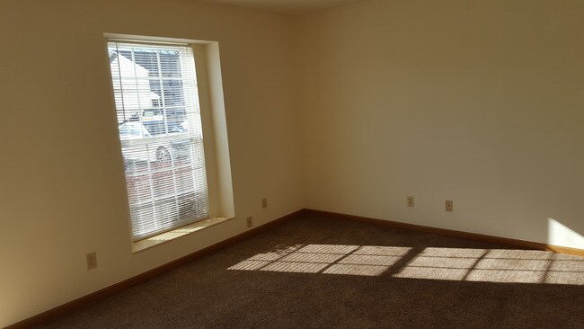 Large Living Room - 32 Peartree Ln