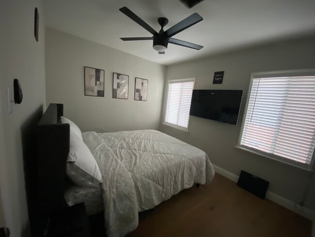 Building Photo - 636 E 121st Pl