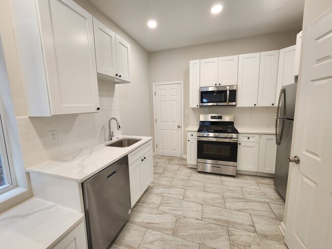 Building Photo - Beautiful 3 bed 3.5 Bath home