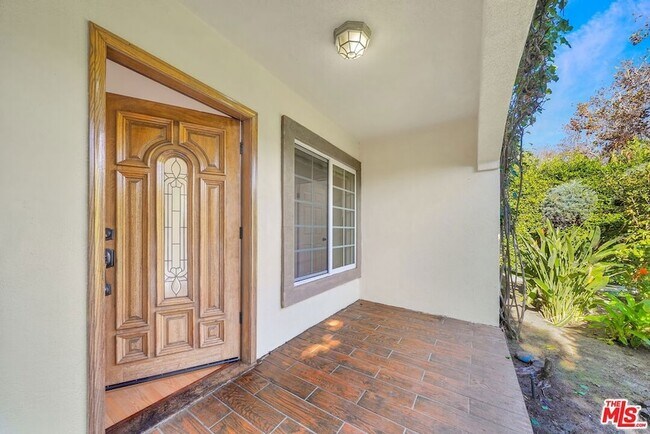 Foto del edificio - 743 N Las Palmas Ave