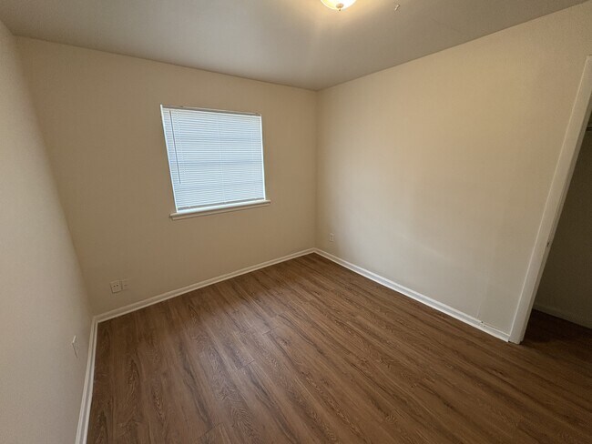 Foto del edificio - 5708 N Detroit Ave