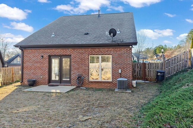 Foto del edificio - Like-New One-Level Brick Home with Private Patio