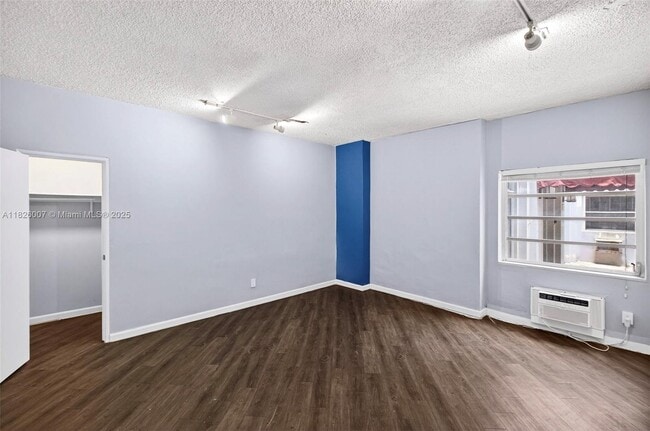 Building Photo - 215 30th St
