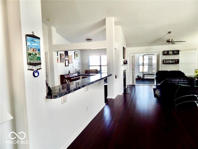 Foto del edificio - 1350 Hamilton Dr