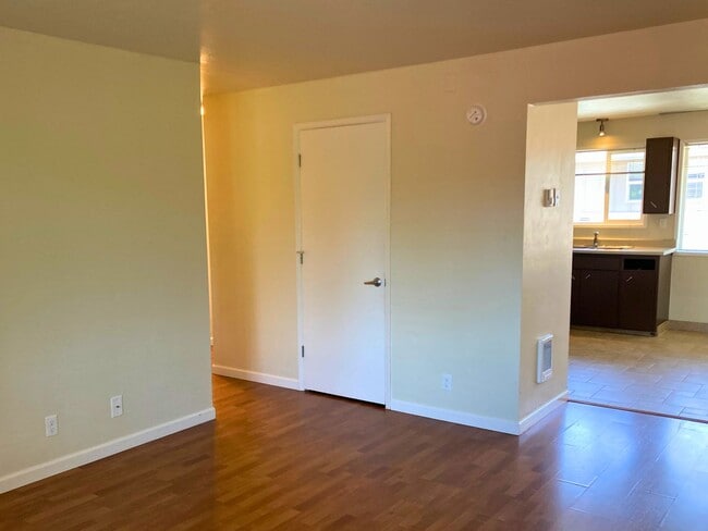 Building Photo - (NEU 1315-6) 2Bedroom/1 Bath Apartment