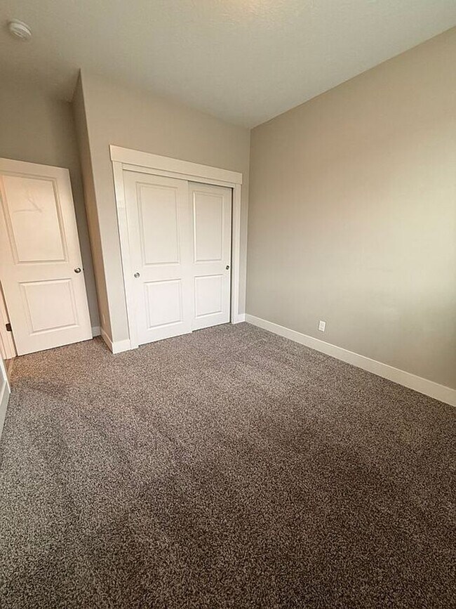 Building Photo - 321 NE Alder Wy