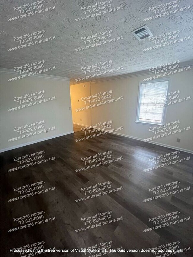 Building Photo - 2 bedroom 1 bath duplex available off of H...