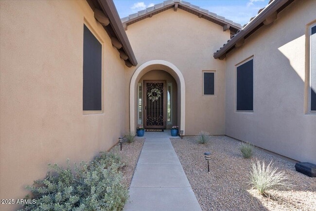 Building Photo - 2025 W Calle Del Sol