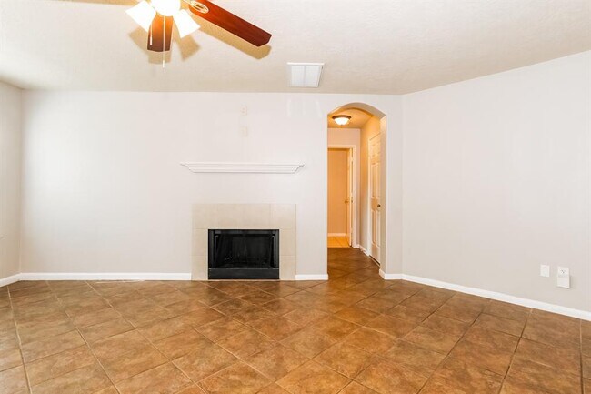 Building Photo - 28631 E Lake Dr